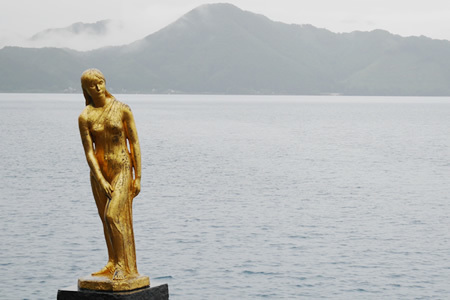 田沢湖とたつこ像