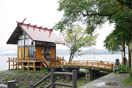 田沢湖の浮木神社