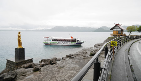 田沢湖とたつこ像と浮木神社