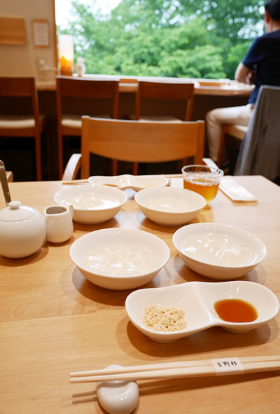 中井春風堂の葛切りと葛餅